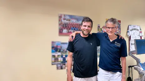 Jonas Deichmann und Dr. Bernd Langenstein sind auf einem Teambild zu sehen. 